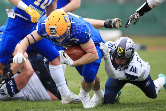 Kopf runter und durch: Für Fabian Pliessnig (Giants) sind die Steelsharks Traun nur ein Klotz am Bein, April 2022. | Foto: GEPA