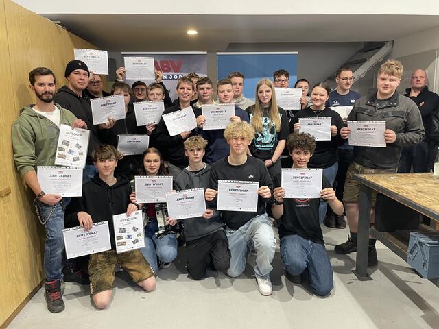 24 Lehrlinge bekamen im Binder Lernwerk ihre Abschlusszertifikate überreicht. | Foto: Schrapf