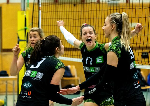 Grund zum Jubeln hatten die UVC-Damen Eva Schuller, Linda Peischl und Tereza Diatkova am 10. Dezember in Wien. | Foto: GEPA