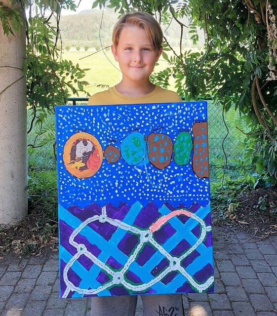 Moritz hat "Zwei Welten" auf eine Leinwand gemalt, eine Planetenordnung und ein Inselsystem | Foto: Lea-Céline Ambrusch