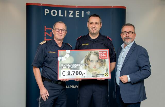 Chefinspektor Josef Haider und Revierinspektor Bernhard Graf  übergaben die Spende für Pandora Stempfer an BezirksRundSchau-Geschäftsstellenleiter Christian Doms. | Foto: BRS