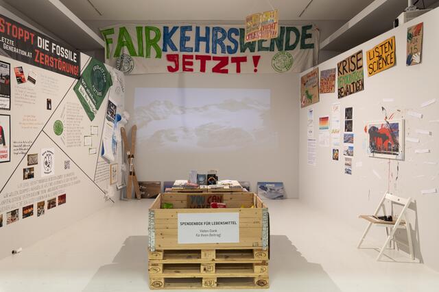 Mit Protestschildern, Bannern und Infovideos haben die Klimaaktivist*innen einen Ausstellungsraum im Ferdinandeum gestaltet. Auch die Box für die Lebensmittelspenden steht hier bereit. | Foto: © Maria Kirchner 
