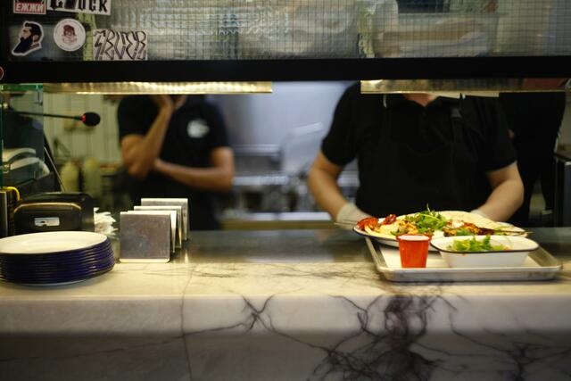 Ob es in Zukunft auf eine Kennzeichnungspflicht für die Gastronomie geben wird, ist noch nicht klar.  | Foto: Anton Murygin/Unsplash