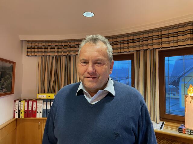 In Faistenau wurde das Hotel Alte Post an einen Bauträger verkauft. Damit verliert die Gemeinde ihren Veranstaltungsort. Den Kauf des Gebäudes konnte sich die Gemeinde laut Bürgermeister Josef Wörndl nicht leisten. Nun sollen am Dorfplatz Wohnungen entstehen.  | Foto: Gertraud Kleemayr