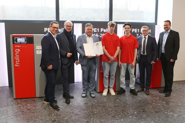 v. l.: Hans Moser, Günther Baschinger, Geschäftsführer Ernst Hutterer, Leon Pernsteiner-Platzl, Leonard Gashi, Geschäftsführer Thomas Haas und Personalleiter Andreas Zahrhuber
| Foto: Andreas Maringer
