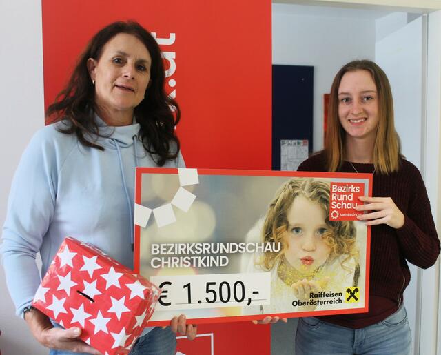 Martha Reischl mit Redaktionsleiterin Sarah Schütz (v.l.) bei der symbolischen Scheckübergabe. | Foto: Foto: Nöckler