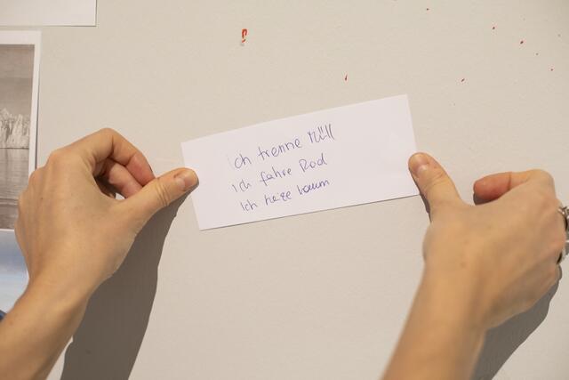 An einer Wand im Ausstellungsraum der Aktion können Besucher*innen ihr Engagement für Klima und Umwelt auf Notizzetteln teilen. | Foto: © Maria Kirchner 