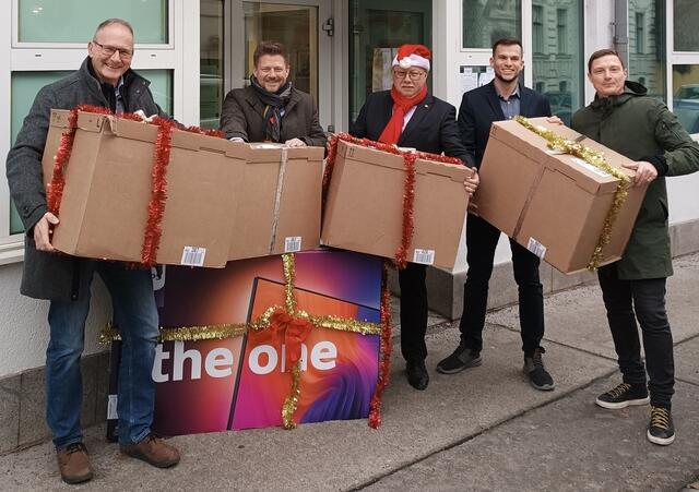 SPÖ-Mitglieder überreichten Pakete an die Polizeiinspektion Martinstraße. | Foto: SPÖ Währing