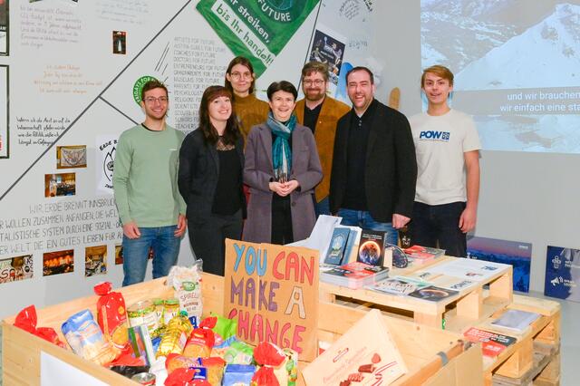 Die Sammelbox für Lebensmittelspenden, im Hintergrund v.l.n.r.: v.l.n.r.: Fabian (Letzte Generation), Michaela (Fridays For Future Innsbruck), Martha (Letzte Generation), Elisabeth Rathgeb (Direktorin Caritas Tirol), Michael Zechmann-Khreis (Leiter Marketing Tiroler Landesmuseen), Karl C. Berger (Direktor Tiroler Landesmuseen) und Hans (POW Österreich). | Foto: © Wolfgang Lackner 