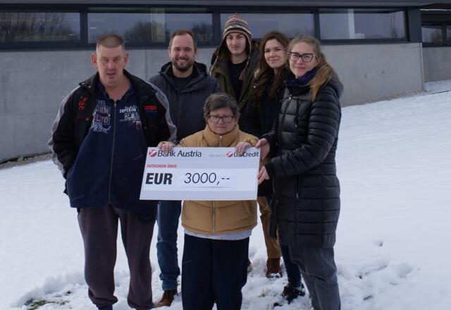 Die Spendenübergabe vor dem Firmengebäude in Weng. Vlnr: Johannes Horwath, Michael Berger, Marianne Leithner, Peter Wimmer, Viktoria Gast, Tanja Ginzinger. | Foto: Ginzinger electronic systems