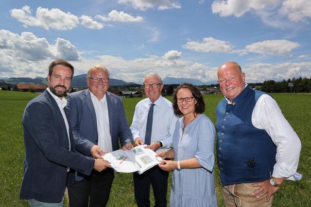 In Seekirchen soll das neue Hallenbad gebaut werden. Im Bild Landesrat Stefan Schnöll, Simon Wallner, Obmann des Salzburger Seenlandes, LH Wilfried Haslauer, LR Daniela Gutschi und BM Koni Pieringer. | Foto: Land Salzburg