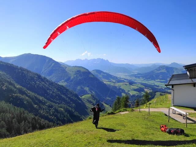 Der Lärchfilzkogel war heuer wieder Startplatz für ausgiebige Streckenflüge (im Bild Markus Waltl mit seinem PHI Scala X-Alps) | Foto: © DFC Fieberbrunn