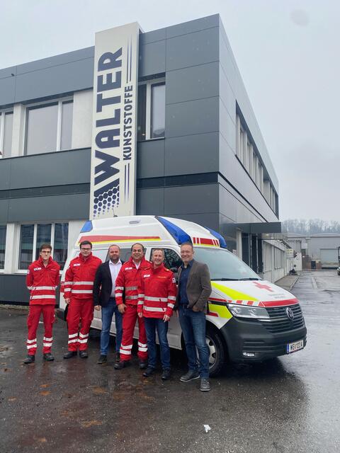 Bezirksrettungskommandant Andreas Heinz darf mit Kollegen des Roten Kreuzes den Spendengutschein von den Geschäftsführern von Walter Kunststoffe, Jörg Schneeberger und Bernhard Baumberger entgegen nehmen. | Foto: RK/ Walter