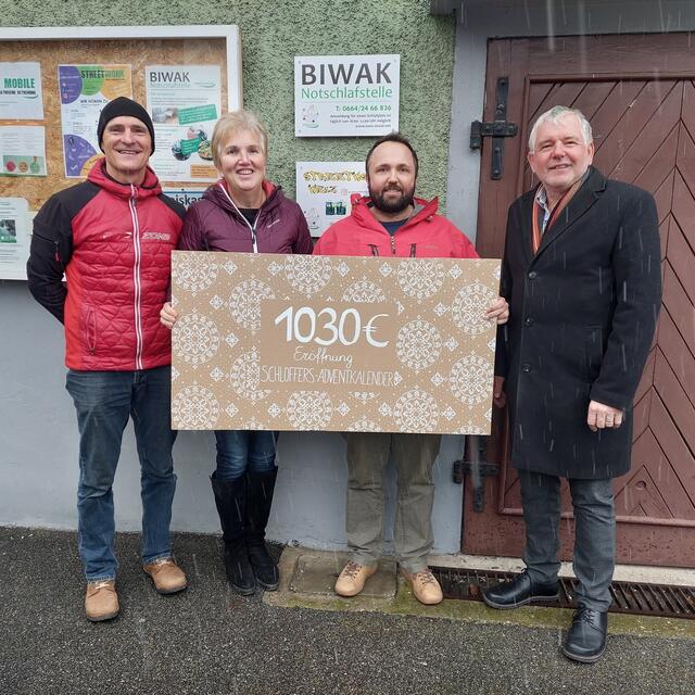 Karl und Paula Schloffer (v.l.) übergaben die Spende an die Notschlafstelle Biwak in Weiz. Rechts im Bild: Andreas Raith-Pretterhofer | Foto: Facebook/Biohof Schloffer