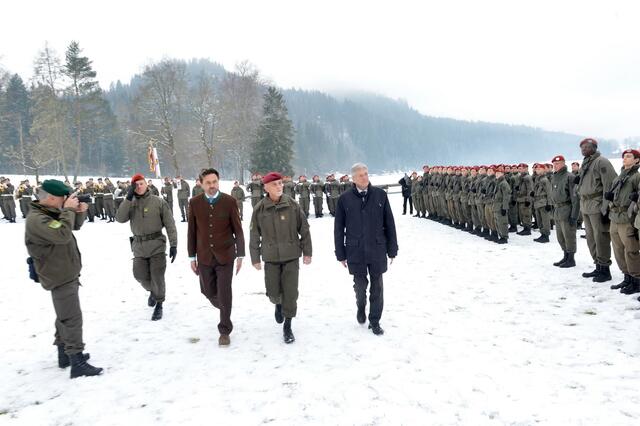 Bürgermeister Dietmar Rauter, Brigadier Walter Gitschthaler und Landeshauptmann Peter Kaiser (v. l.) begrüßten die Rekruten. | Foto: LPD Kärnten/Jannach