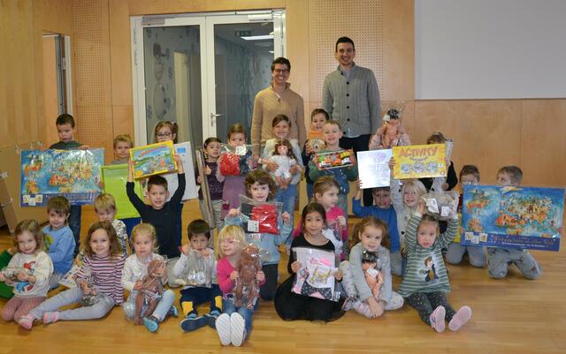 Ob Puppen, Tierfiguren, Bausteine oder Puzzle, die Kinder freuen sich über jedes einzelne Geschenk.  | Foto: Kindergarten Stoob