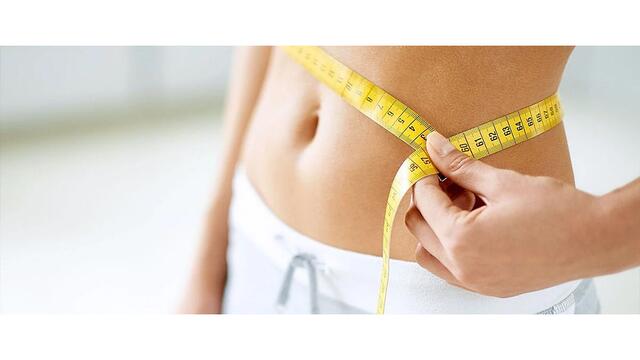 Wer ungeliebte Fettpolster nachhaltig verlieren möchte, muss für eine negative Energiebilanz sorgen. 