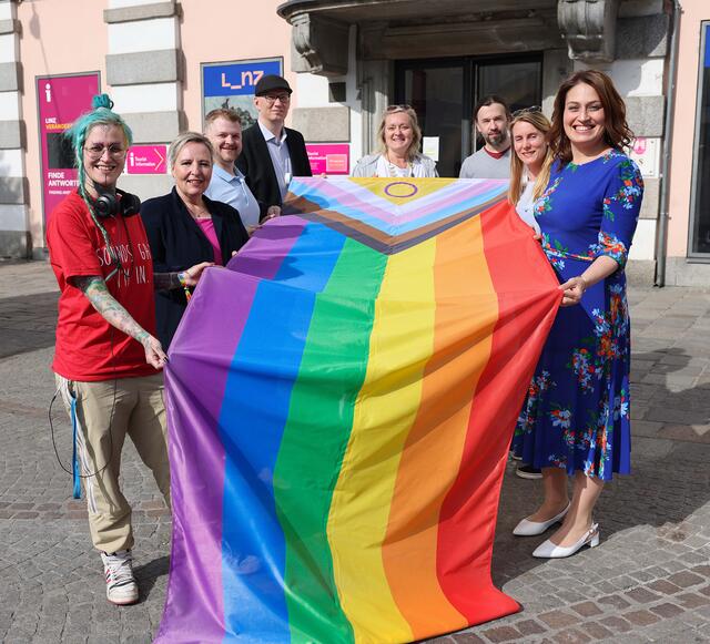 Von links: Alice Moe (Queer Artist), Gleichbehandlungsbeauftragte und LGBTIQ*-Koordinatorin Patricia Kurz-Khattab, Hubert Buchberger (linzpride Organisator HOSI Linz), DSA Fritz Danko (Verein Bily), Paulina Wessela (Verein Jugend, Familie und Sexualberatung), Mag. Richard Steinmetz (HOSI Linz), Daniela Dorfmayr (queerefrauen), LGBTIQ*-Referentin Vizebürgermeisterin Tina Blöchl. | Foto: Stadt Linz
