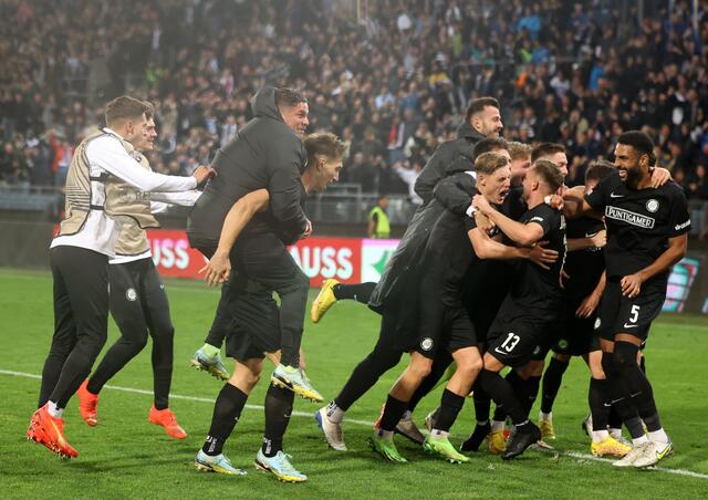 Noch mehr schwarz-weiße Freude nach dem Heimsieg gegen Feyenoord in der Europa League. Zum Aufstieg reichte es trotz Punktegleichstand aller (!!!) Gruppenteilnehmer nicht. | Foto: GEPA