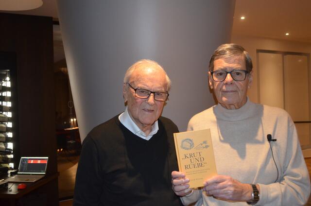 Präsentierten den Dialekt-Gedichtband „Krut und Rüebe“: Pianist Ernst Rahofer und Autor sowie Vortragender Walter Hächl (r.) | Foto: Jäger