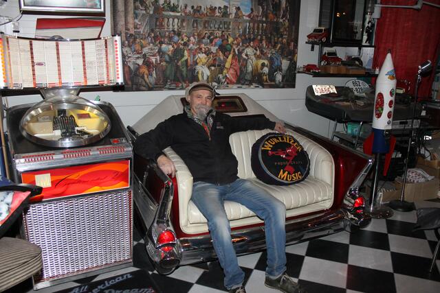 Willi Ecker und seine "C. C. Rider"-Jukebox mit einem Wurlitzer-CD-Laufwerk, die in einen original "57er Chevy" eingebaut ist.  | Foto: Gernot Fohler