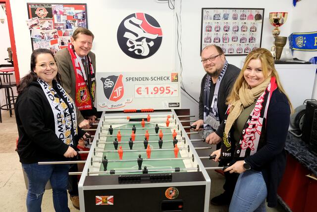Sozialamtsleiter Martin Czeiner (l.) dankte Südstadt Fanatics-Obmann Christoph Friesacher, Tanja Stumpfel (l.) und Katharina Rankl für die schöne Spende. | Foto: Stadtgemeinde Mödling / Boeger