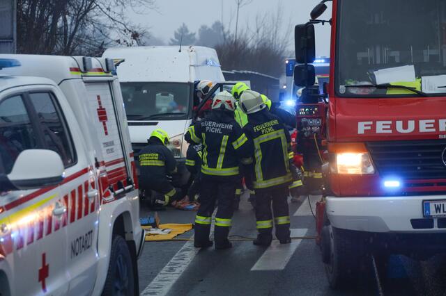 Bei einem Unfall auf der Innkreisautobahn bei Pichl bei Wels ist ein 28-Jähriger zwischen Auto und Leitplanke eingeklemmt worden.  | Foto: Matthias Lauber/laumat.at