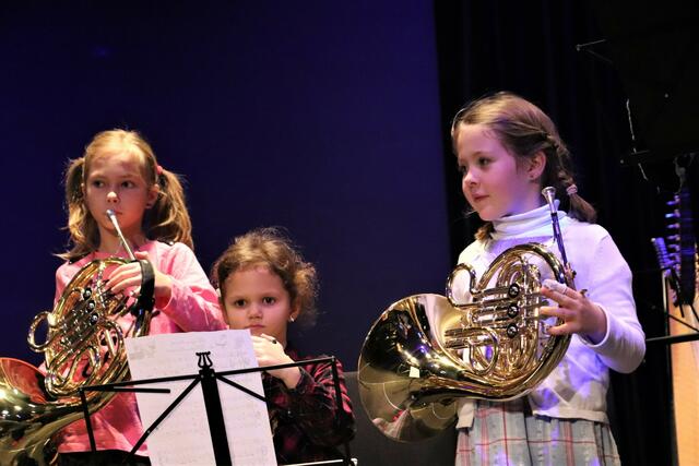 Kleine großartige Hornistinnen spielten mit der Trompetenklasse  "Morgen kommt der Weihnachtsmann" | Foto: Edith Ertl