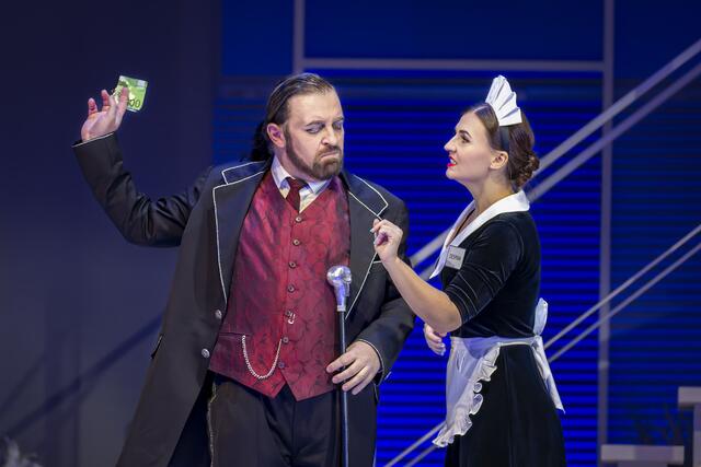 Für sein hintertriebenes Spiel holt sich Don Alfonso (Johannes Maria Wimmer) die Hausbedienstete Despina (Annina Wachter) ins Boot.   | Foto: Birgit Gufler