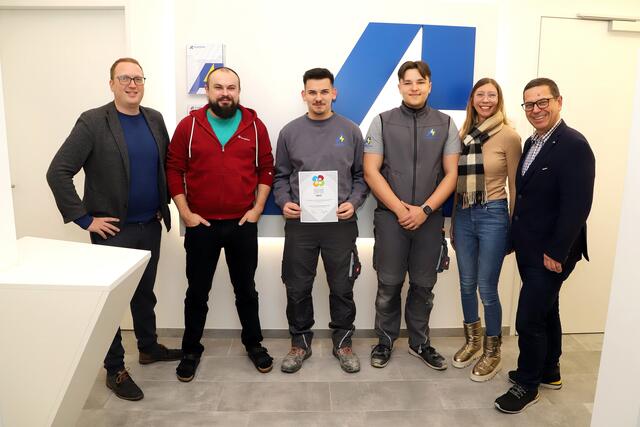 Bei der Überreichung der Urkunde an Allerstorfer Elektroanlagen: WKO-Bezirksobmann Tobias Luger, Anto Sosic, Etjen Hondozi, Michael Stüber, Janel Jessica Pichler und WKO-Bezirksstellenleiter Hans Moser (v.l.).
 | Foto: Andreas Maringer