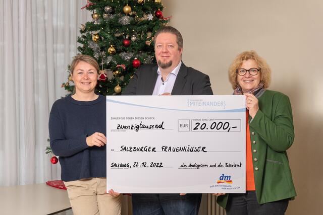 Birgit Felber (links) und Alexander Wechdorn (dm Betriebsrat) übergeben den Scheck an Gabriele Rechberger (Salzburger Frauenhäuser). | Foto: dm/Preschl