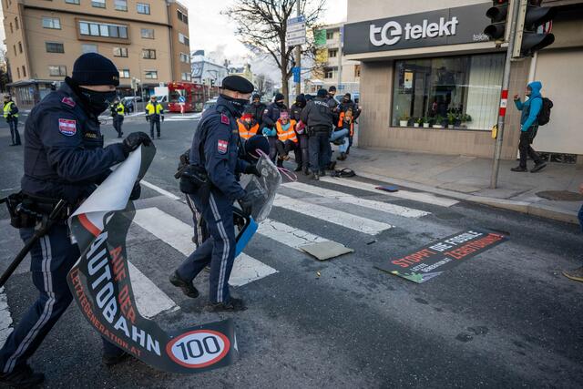 Demonstration für Tempo 100 auf der Autobahn auf Innsbrucks Straßen | Foto: zeitungsfoto.at