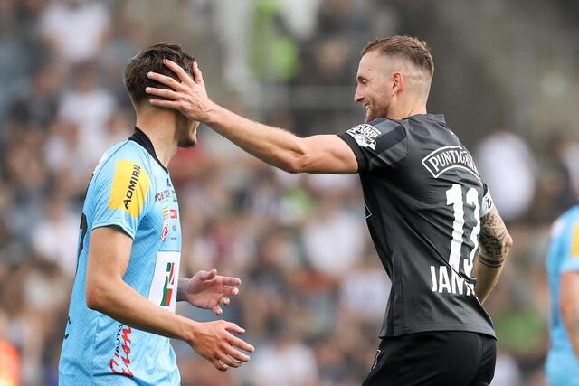 Sturms Jakob Jantscher verteilte Streicheleinheiten an Amar Dedic (WAC), Mitte Mai. | Foto: GEPA