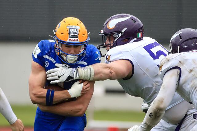 "Meiner": Raphael Komeyli (Giants) gegen Andrea Pasquali (Vikings) | Foto: GEPA