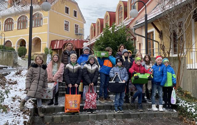 Die Kinder der VS Weizberg brachten ihre gesammelten Lebensmittel auch zur Sammelstelle im Pfarrhof Weizberg. Begleitet wurden die Kinder von Religionslehrerin Margit Glössl und Direktorin Karin Traussnig-Stacherl. | Foto: RegionalMedien Steiermark/Barbara Vorraber