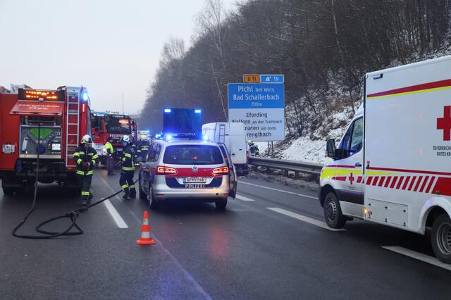 Bei einem Unfall auf der Innkreisautobahn bei Pichl bei Wels ist ein 28-Jähriger zwischen Auto und Leitplanke eingeklemmt worden.  | Foto: Matthias Lauber/laumat.at
