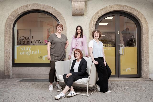 Deine Ansprechpartner:innen am Innovationshauptplatz von links: Kathrin Obernhumer (Head of Department, sitzend), Silvia Hackl, Ana Zuljevic, Lena Maria Bichler (Community Development und Projektmanagement. | Foto: Voggeneder