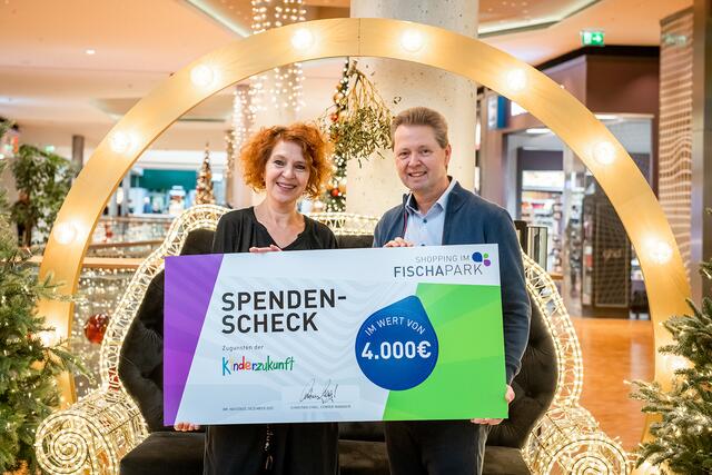 Dagmar Fenninger-Bucher, MA, Leiterin Projekt Kinderzukunft und KR Christian Stagl, Center Mangager FISCHAPARK. | Foto: Fotostudio Ramhofer