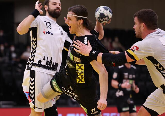 Emotion pur beim Handball: Marko Coric (Bregenz), Jozsef Albek (HSG Graz) und Marijan Rojnica (Bregenz), Februar 2022 | Foto: GEPA