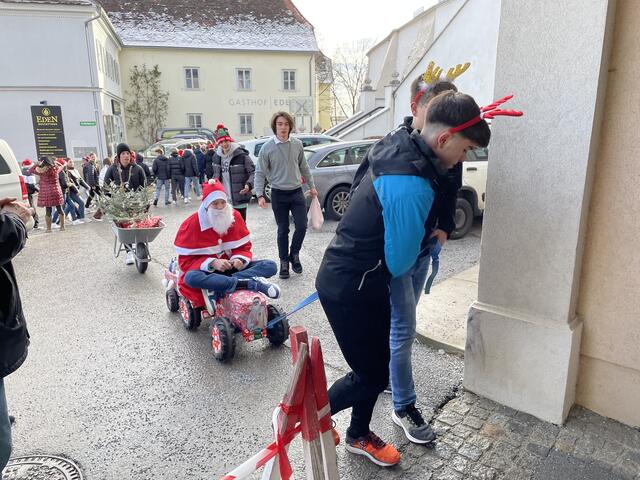 Mit sehr kreativen Fahrzeugen transportierten die Schülerinnen und Schüler der HAK Weiz ihre gesammelten Lebensmittel und Hygieneartikel auf den Weizberg. | Foto: RegionalMedien Steiermark/Barbara Vorraber