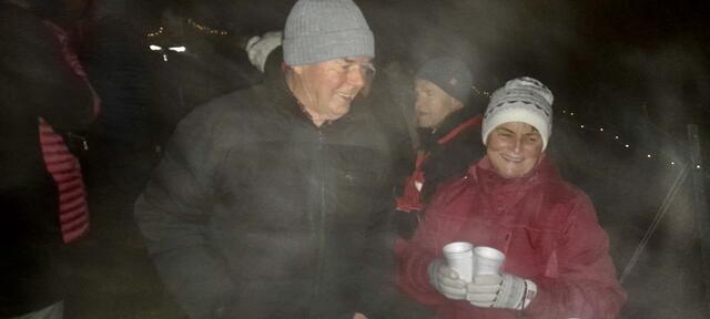 Heli Nebel ist "Spitzenreiter beim Glühweintrinken!"  | Foto: Johann Wagner