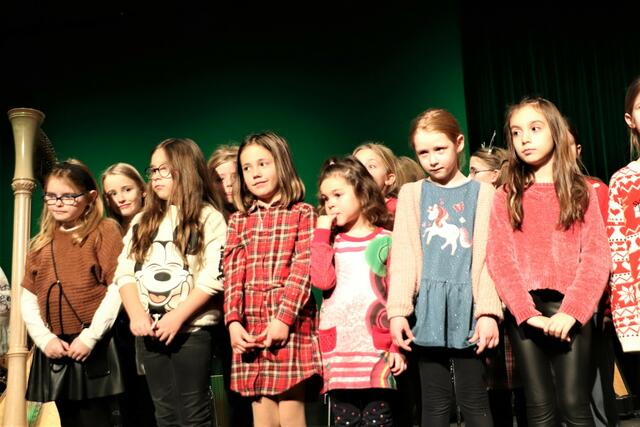 Der bezaubernde Kinderchor sang "Wenn der Schnee vom Himmel fällt".  | Foto: Edith Ertl