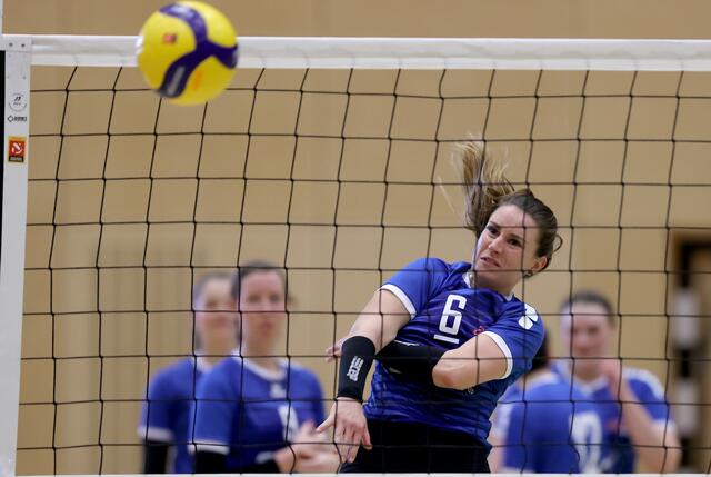 Franziska Maria Trummer (ATSE Graz) mit vollem Einsatz gegen TI Volley Ende Jänner 2022 | Foto: GEPA