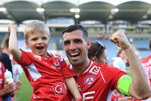 GAK-Kapitän Marco Perchtold (GAK) mit Sohnemann | Foto: GEPA