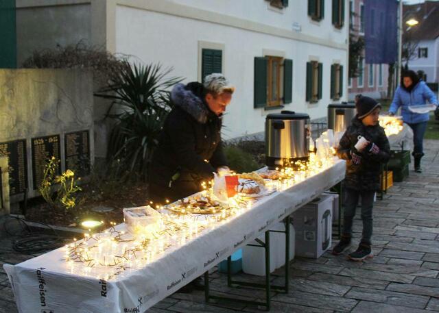 Anschließend gab es draußen vor der Pfarrkirche einige Schmankerl für die Teilnehmenden Kinder und Gäste. | Foto: Wutte