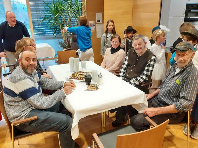 Mit Keksen und einer Theatereinlage von Kindern aus der Region wird Weihnachtsstimmung verbreitet. | Foto: Hilfswerk