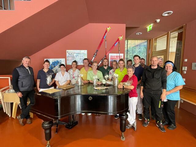 Beim Besuch von Claus Faller und Thomas Schell wurden kleine Geschenke ans Personal übergeben. | Foto: SHV Spittal/Drau