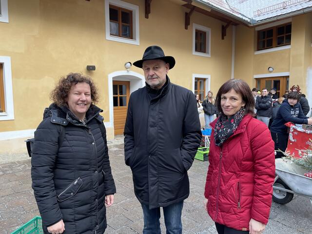 Organisator Fery Berger (mi.) mit Sabine Söllinger (li.), Direktorin des BG/BRG Weiz und Religionslehrerin Veronika Feiner. | Foto: RegionalMedien Steiermark/Barbara Vorraber