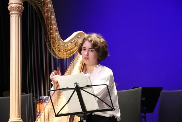 Emma Moser begleitete auf der Harfe Sängerin Lisa Schwinger, die mit ihrem Lied ausdrückte, was sich wohl viele für 2023 wünschen: "überall soll Friede sein".  | Foto: Edith Ertl