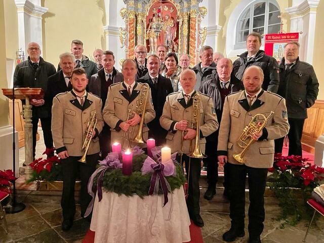 Die Jaklinger Sänger mit dem Bläserquartett der Hirschegger Buam in der Filialkirche Siebending. | Foto: Privat